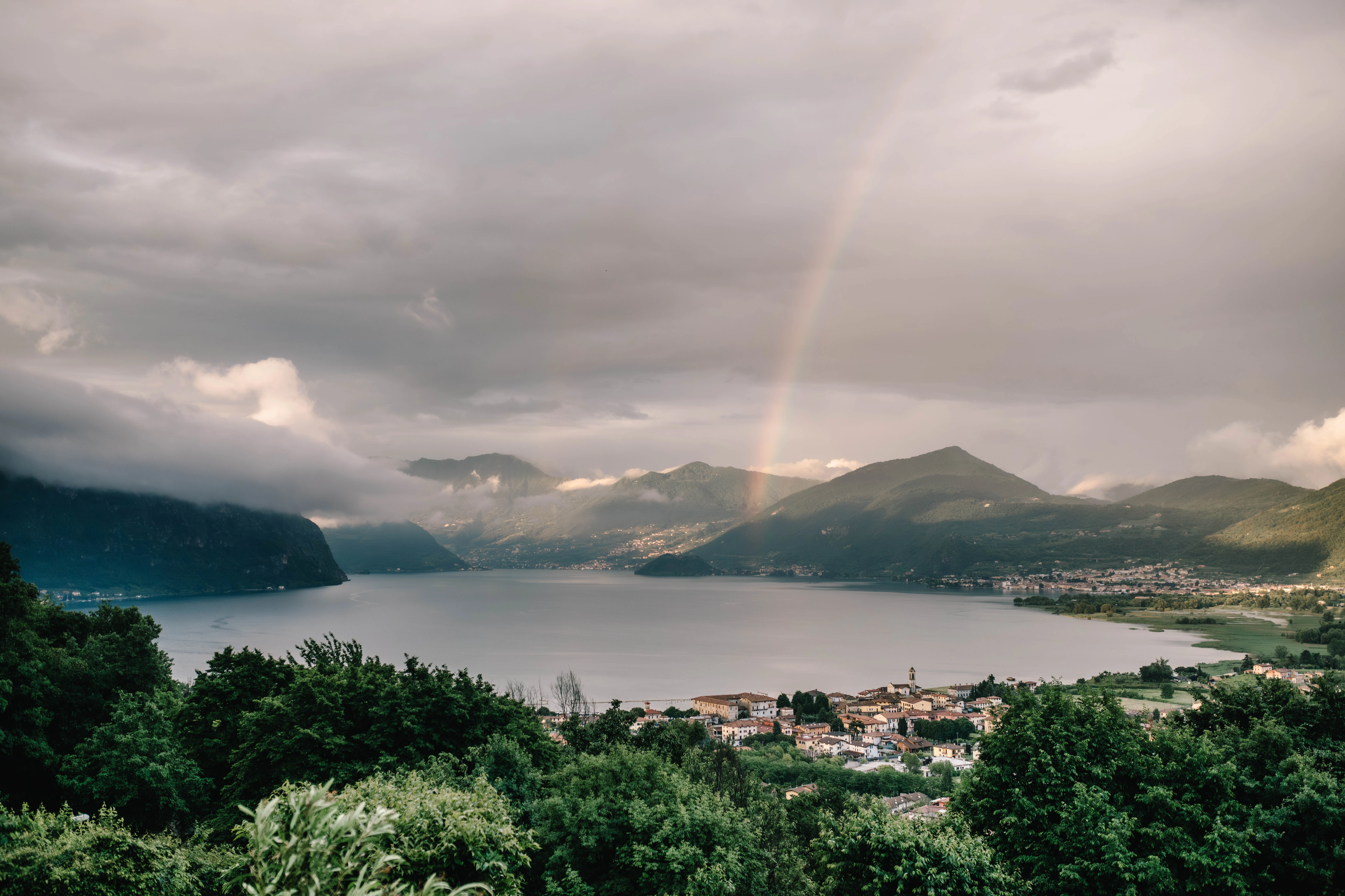 Panorama lago iseo arcobaleno Clusane lombardia