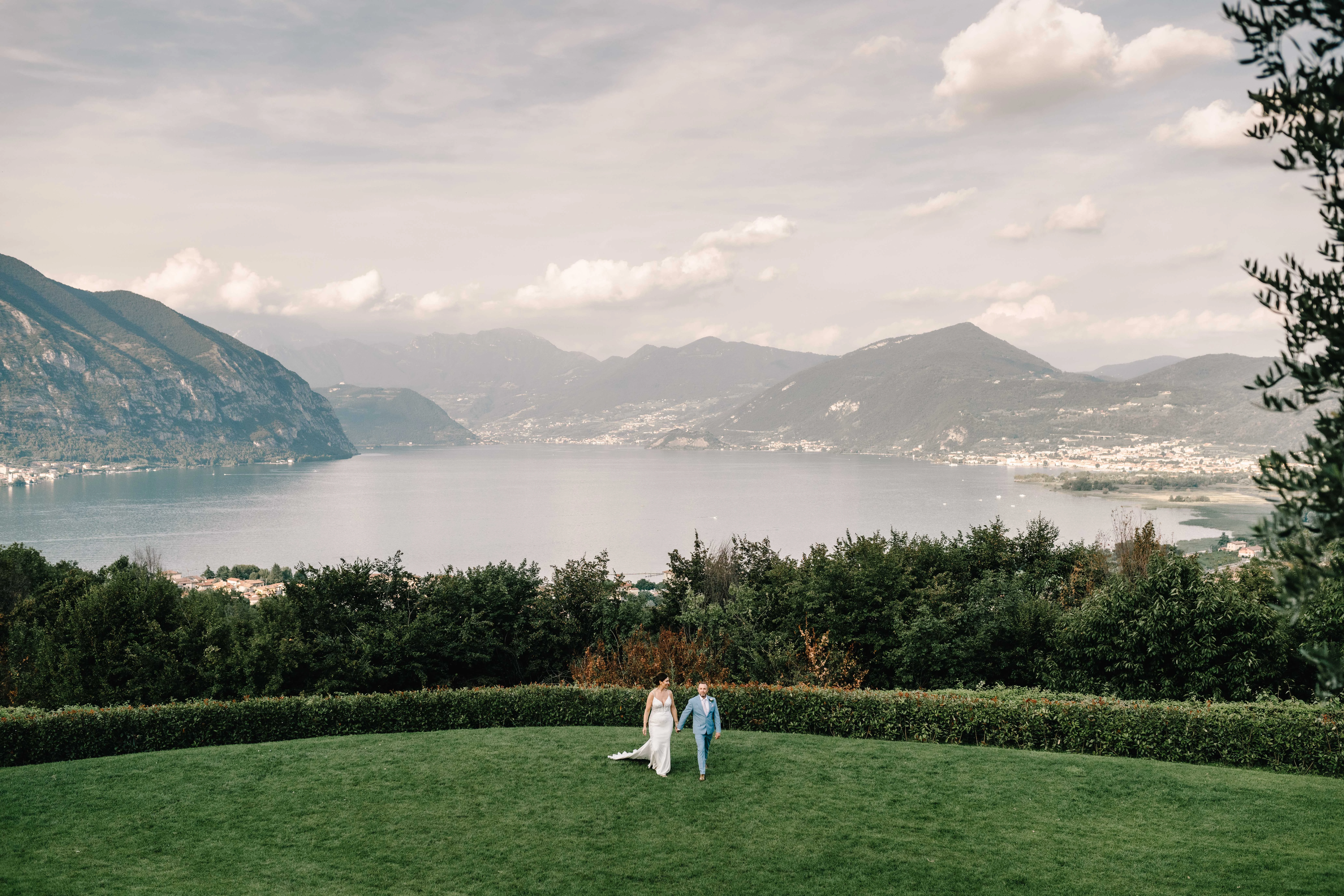  Sposi nel giardino di Dimora La Catilina con panorama sul lago Iseo e montagne