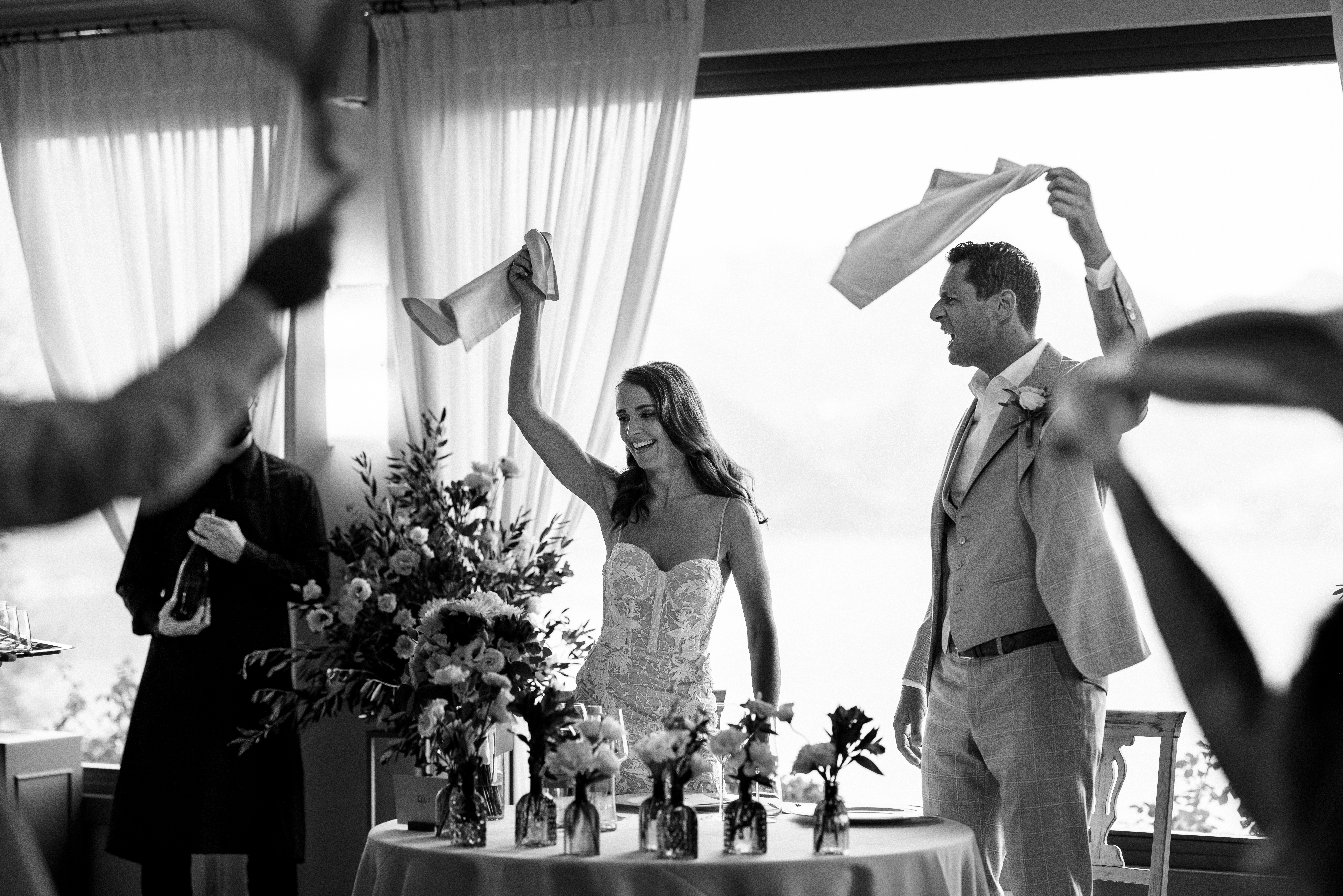 Sposi sorridenti nella sala principale di Dimora La Catilina con vista lago Iseo