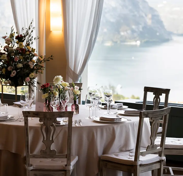 tavola-apparecchiata-in-sala-con-vista-lago-iseo